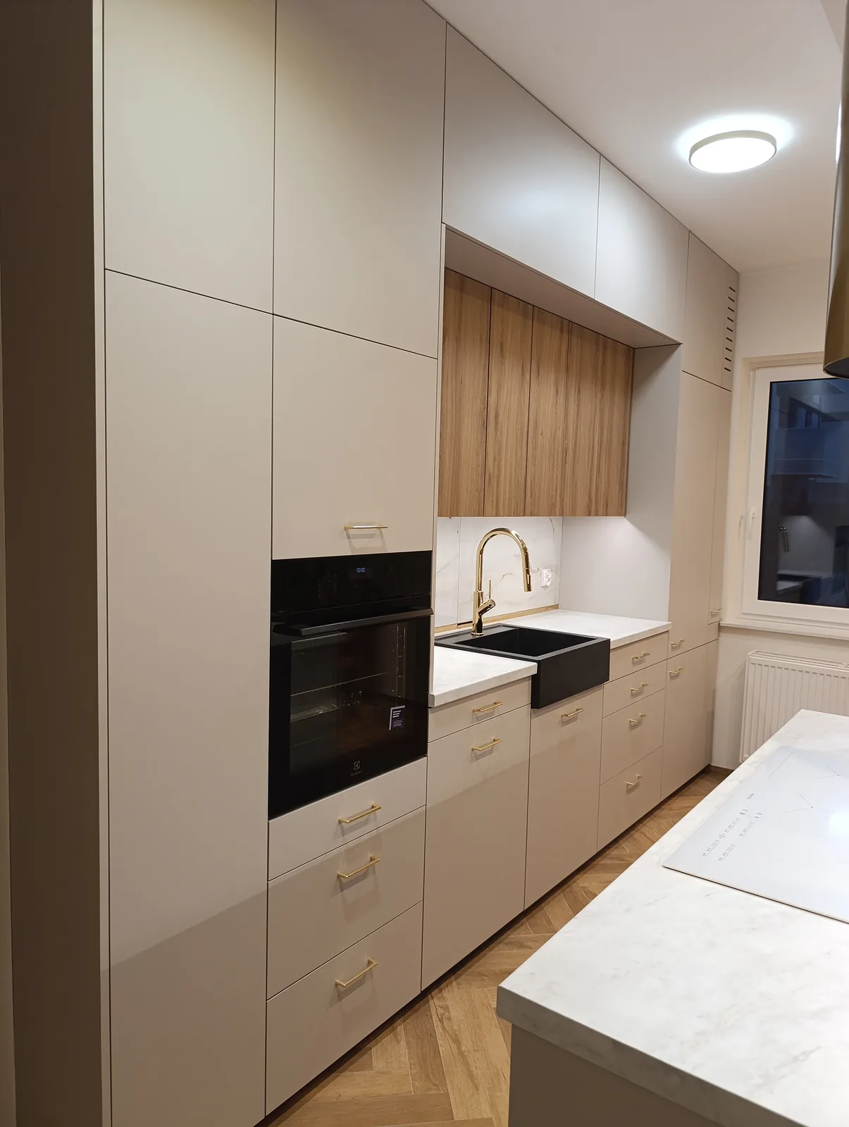 Jasna zabudowa kuchenna w realizacji Parkowa Prestige